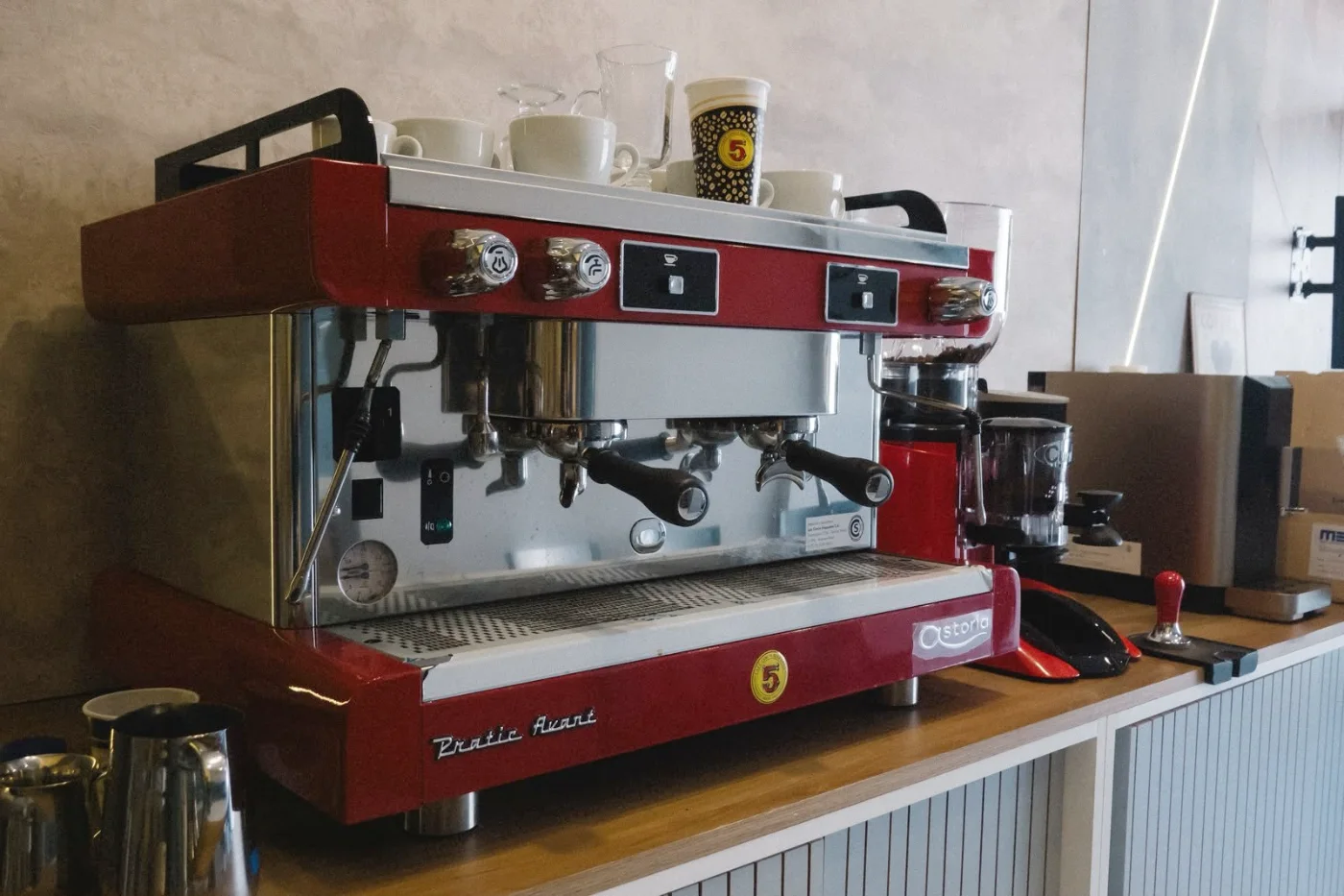 Máquina espresso Astoria con molino en barra